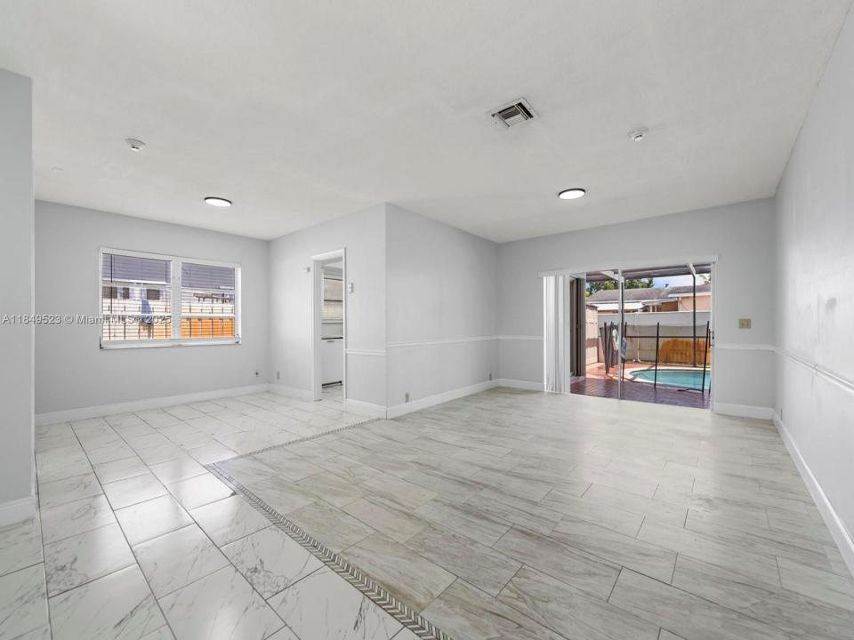 6572 SW 8th Ct, North Lauderdale, Florida 33068, USA