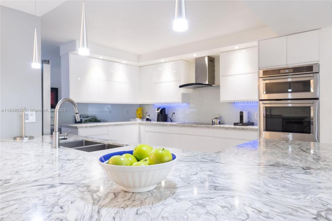 330 Poinciana Dr 1002, Sunny Isles Beach, 플로리다 33160, 미국