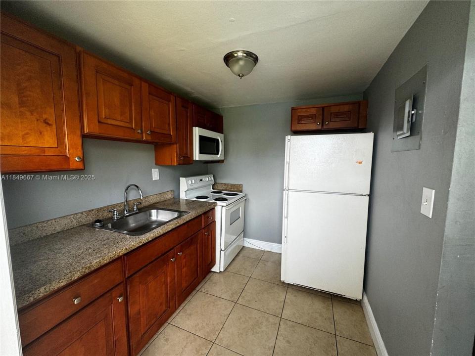 4017 SW 24th St 3, West Park, 佛罗里达州 33023, 美国