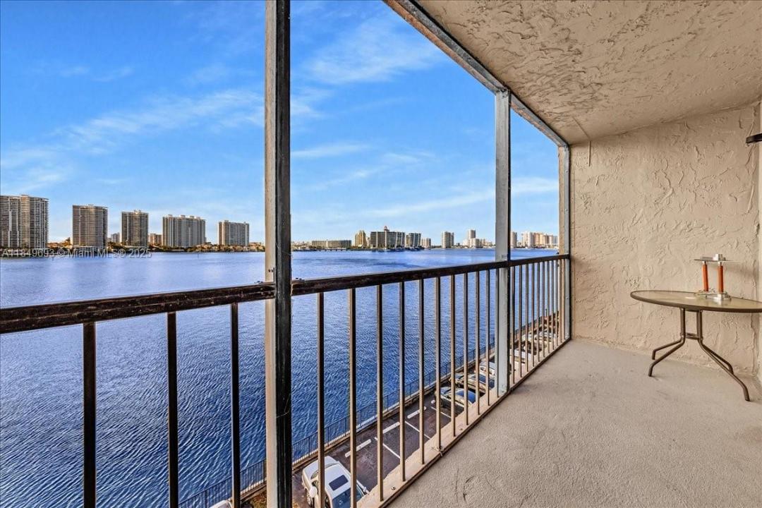17600 N Bay Rd N503, Sunny Isles Beach, Florida 33160, Stati Uniti