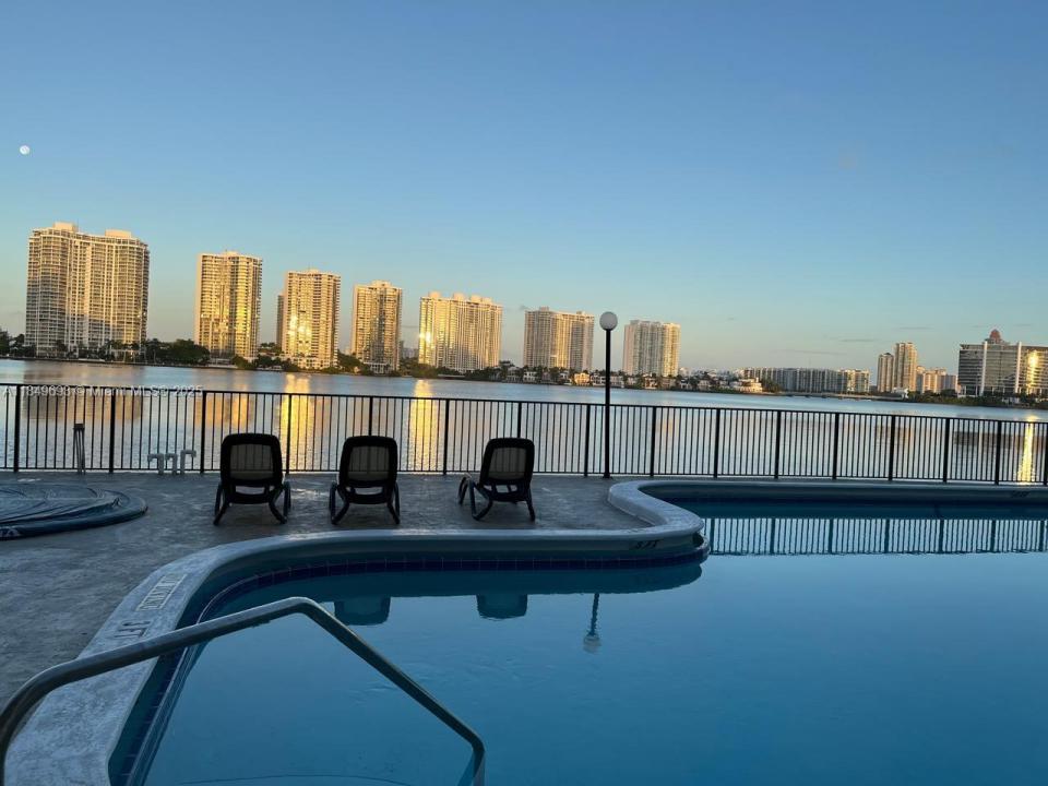 17600 N Bay Rd N503, Sunny Isles Beach, Florida 33160, Stati Uniti