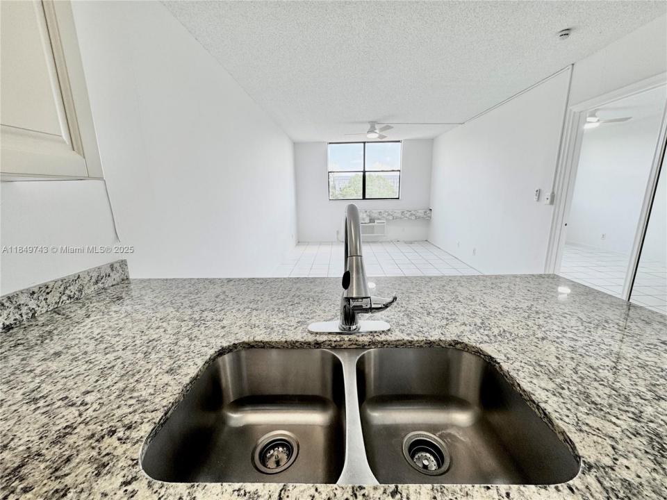 2401 Riverside Dr 417-B, Coral Springs, Floride 33065, États-Unis