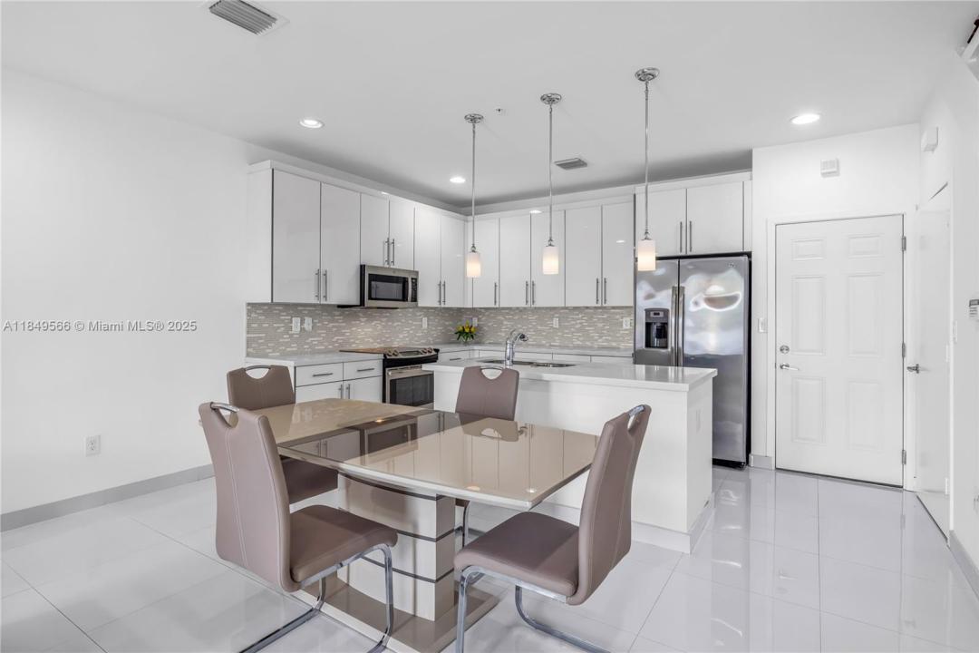 2610 NE 213th St 109, Miami, Florida 33180