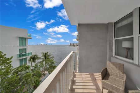 2016 Bay Dr 505, Miami Beach, Florida 33141, USA