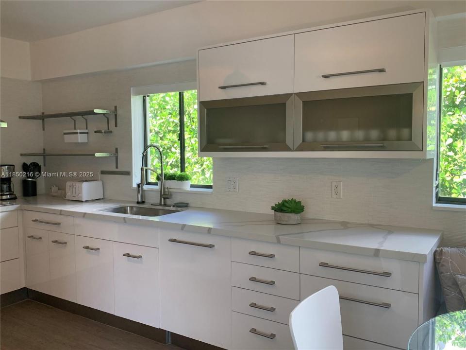 6911 Sunrise Pl, Coral Gables, Florida 33133