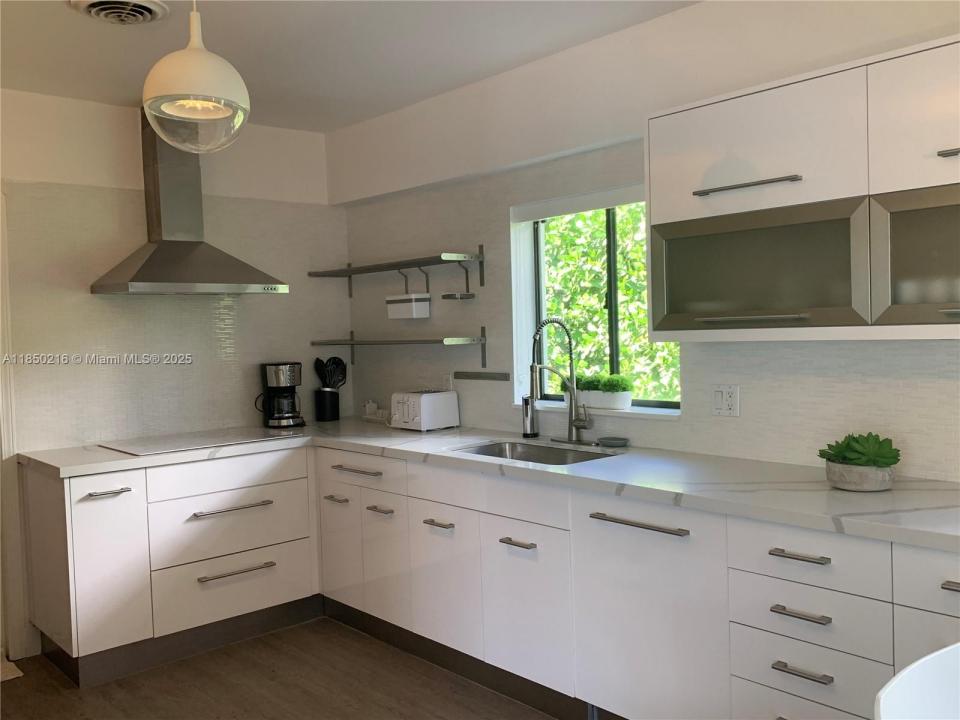 6911 Sunrise Pl, Coral Gables, Florida 33133