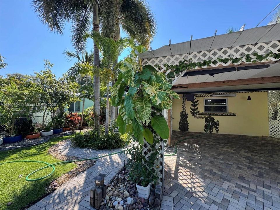 13 Bass Ave ., Key Largo, Florida 33037, USA