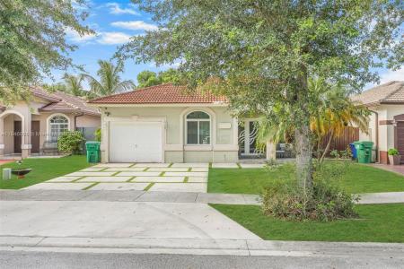 8041 NW 200th Ter, Hialeah, Florida 33015, USA