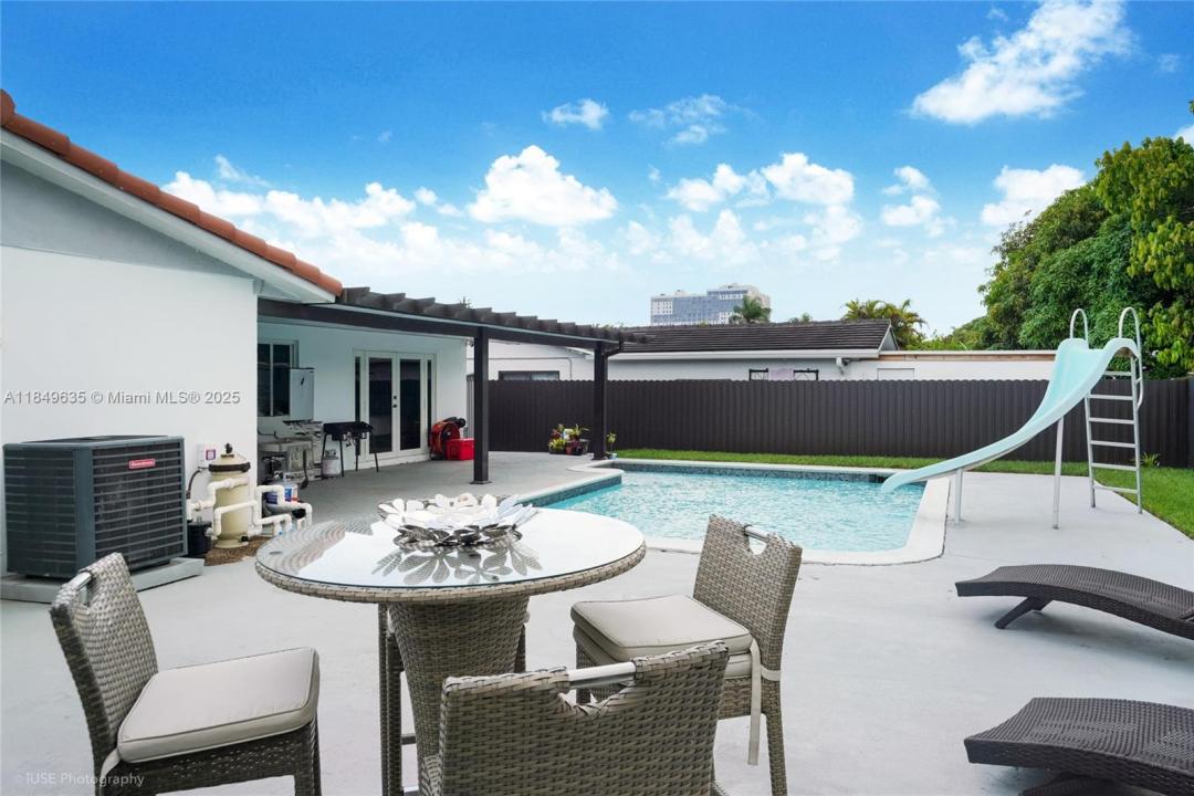10333 SW 6th St, Sweetwater, フロリダ 33174, アメリカ合衆国