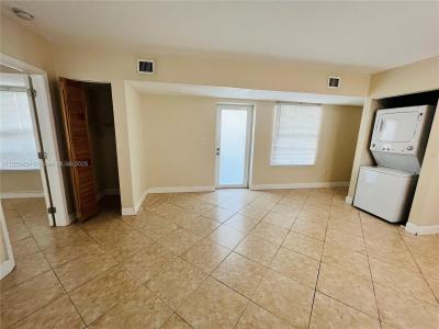 950 Bay Dr 6, Miami Beach, Florida 33141, USA