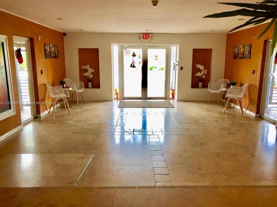16851 NE 35TH AVE 37, North Miami Beach, Florida 33160, HOA KỲ