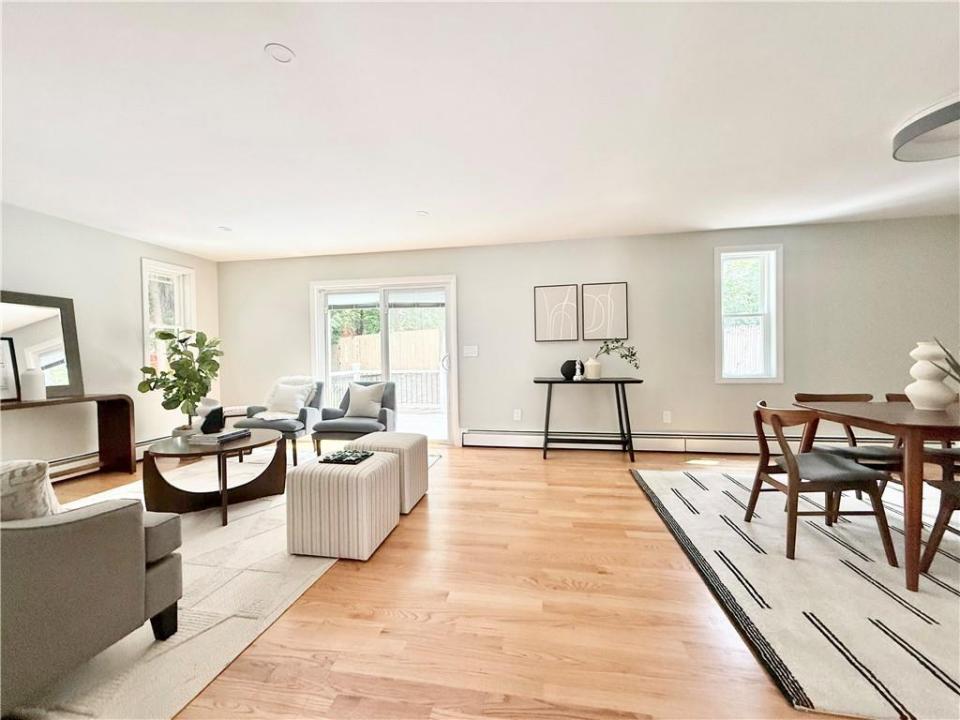 7 Simmons Road, Barrington, Rhode Island 02806, USA