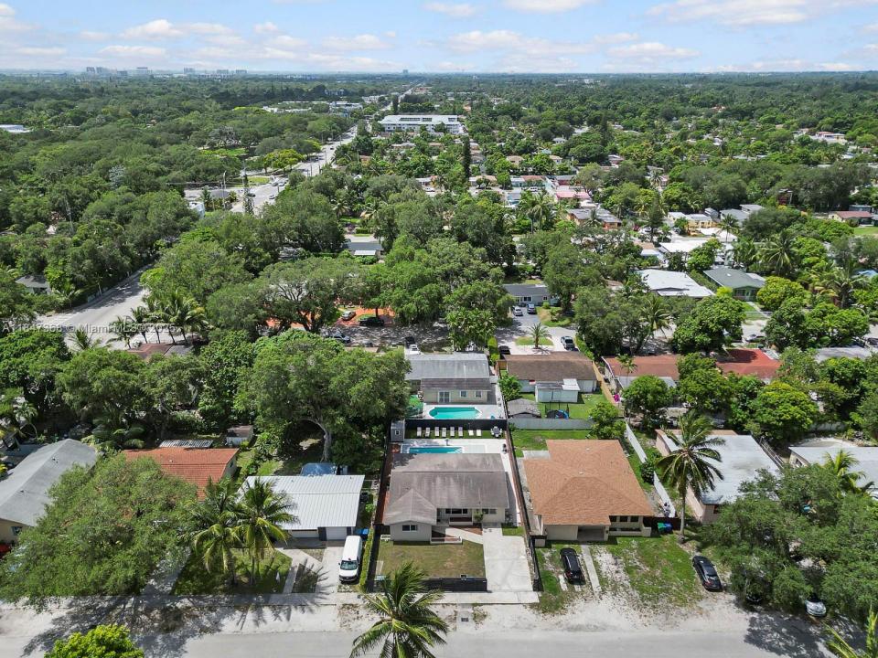 560 NE 161st St, Miami, Florida 33162, USA
