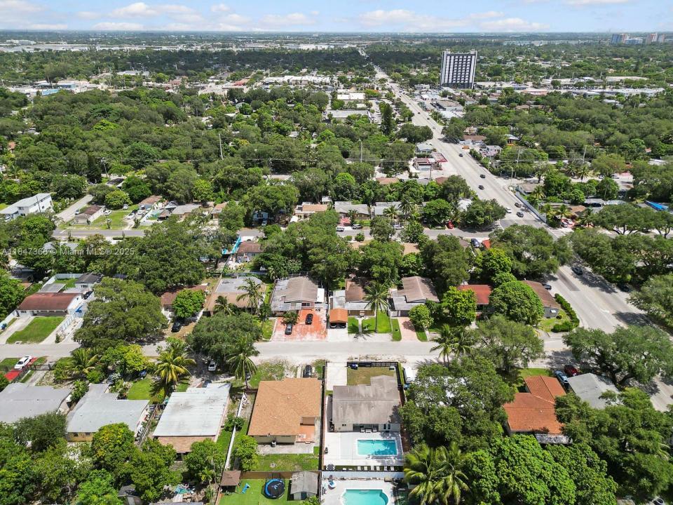 560 NE 161st St, Miami, Florida 33162, USA
