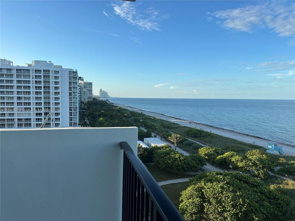 9273 Collins Ave 805, Surfside, Floryda 33154, USA
