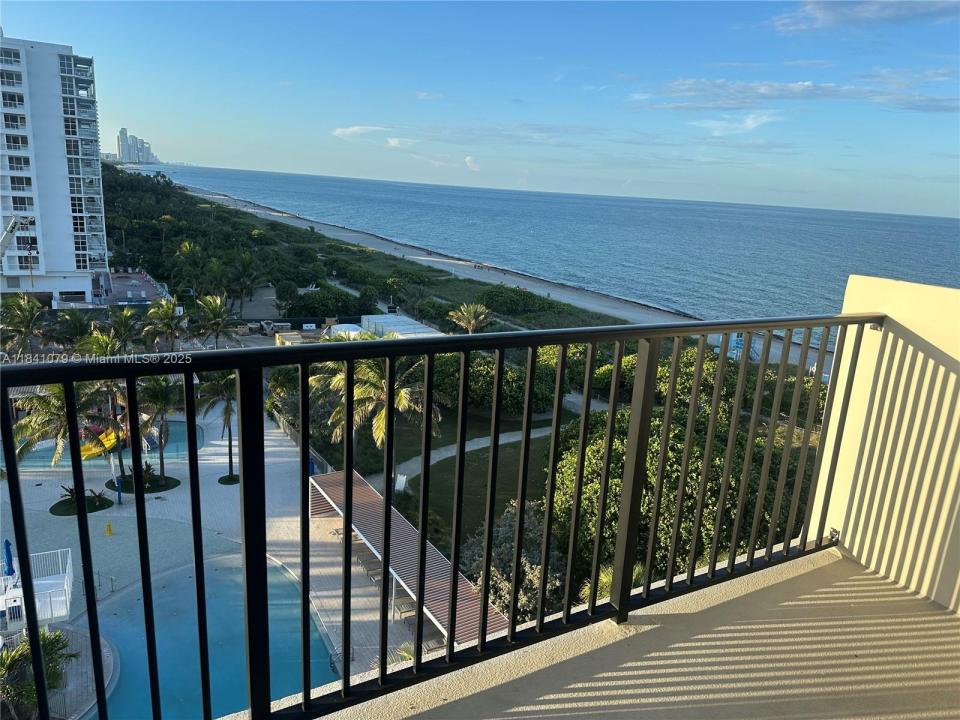 9273 Collins Ave 805, Surfside, Floryda 33154, USA