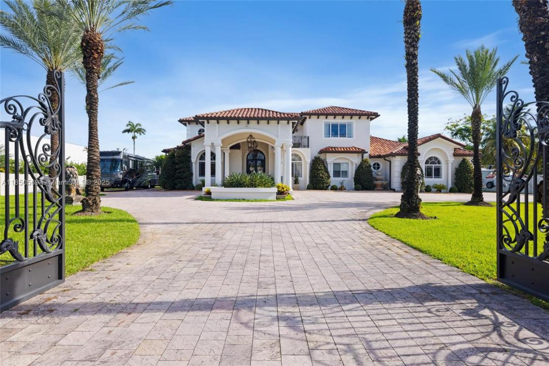 9861 NW 135th St, Hialeah Gardens, Florida 33018, USA