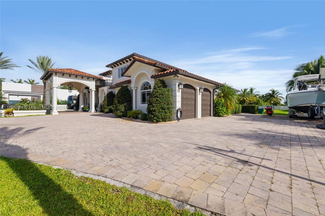 9861 NW 135th St, Hialeah Gardens, Florida 33018, USA