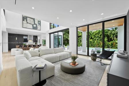 112 W Palm Midway, Miami Beach, Florida 33139, USA