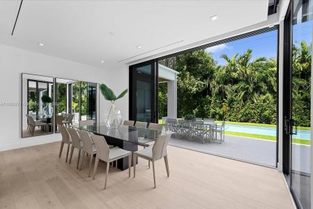 112 W Palm Midway, Miami Beach, Florida 33139, USA