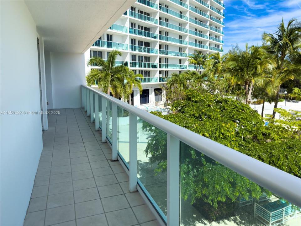 100 Bayview Dr 224, Sunny Isles Beach, Florida 33160, Stati Uniti