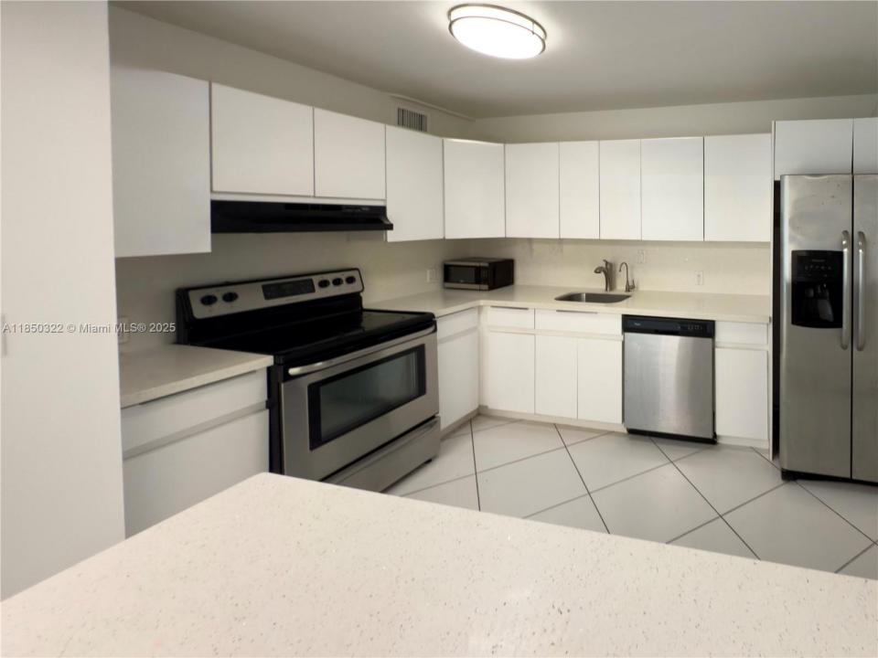 100 Bayview Dr 224, Sunny Isles Beach, Florida 33160, Stati Uniti