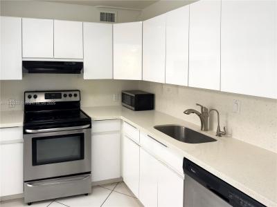 100 Bayview Dr 224, Sunny Isles Beach, Florida 33160, USA
