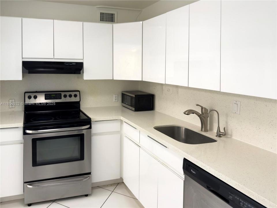 100 Bayview Dr 224, Sunny Isles Beach, Florida 33160, Stati Uniti