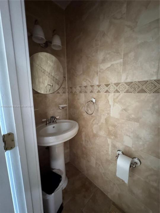 2740 W 76th St 202, Hialeah, Florida 33016