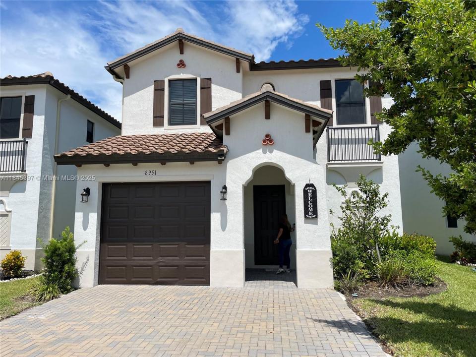 8951 Madrid Circle, Naples, Florida 34104