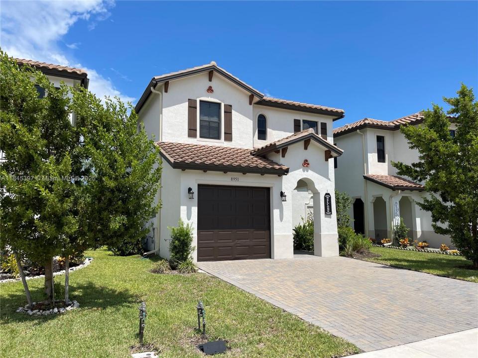 8951 Madrid Circle, Naples, Florida 34104