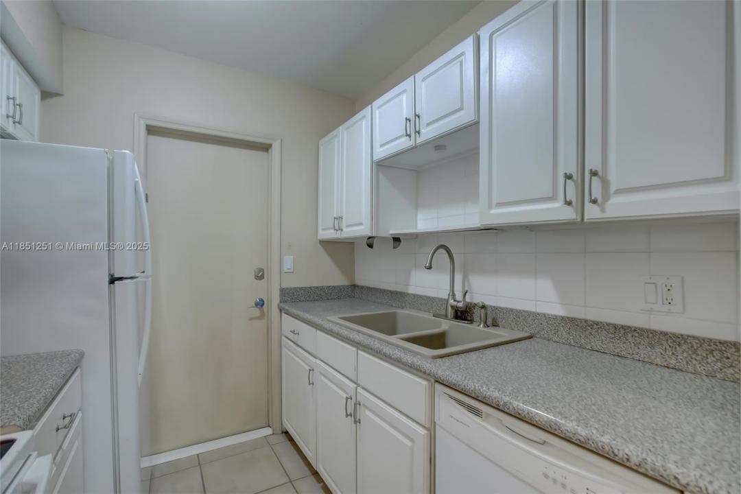 2424 SE 17th St B215, Fort Lauderdale, פלורידה 33316, ארצות הברית של אמריקה