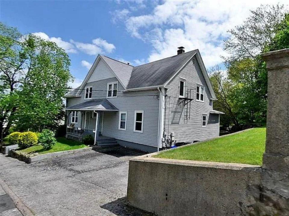 32 HARRIS Avenue 32 1/2, West Warwick, 로드아일랜드 02893, 미국