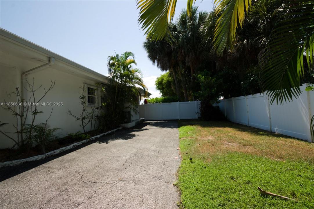 2305 N Ocean Blvd, Pompano Beach, Florida 33062, USA