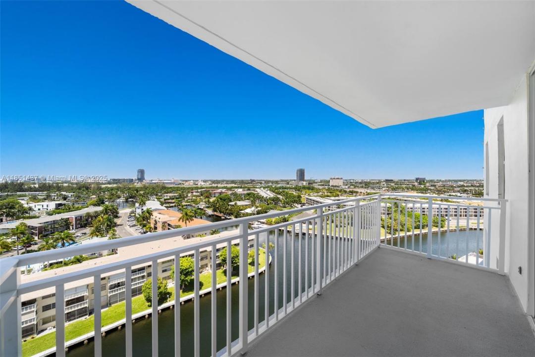427 Golden Isles Dr 12D, Hallandale Beach, 佛罗里达州 33009, 美国