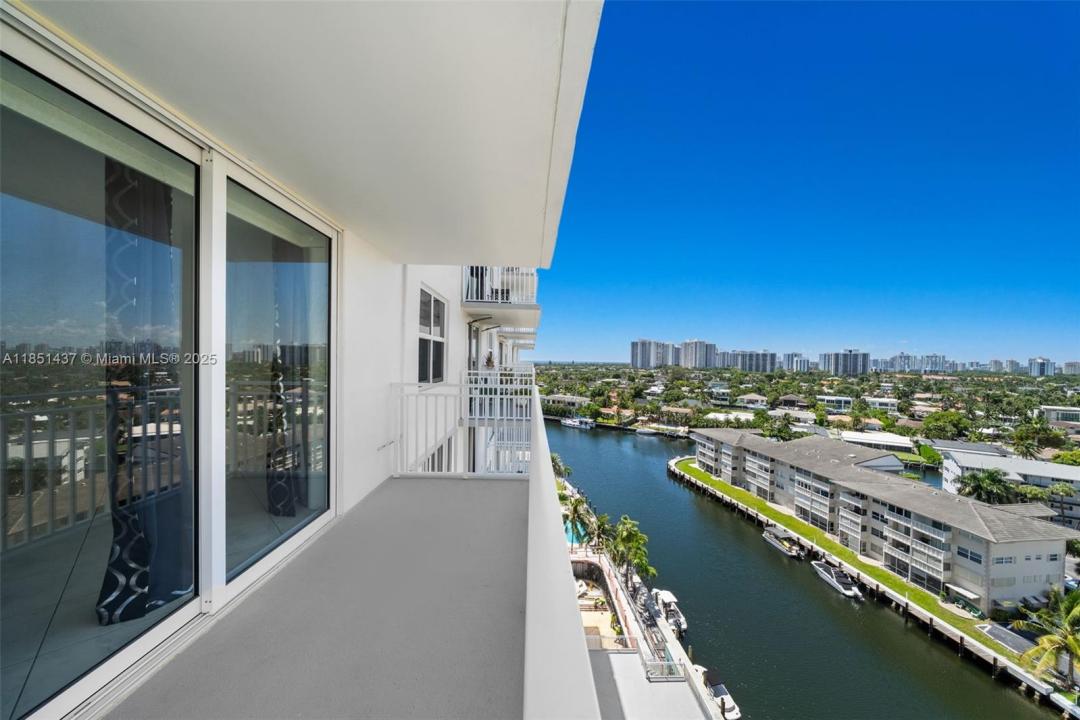 427 Golden Isles Dr 12D, Hallandale Beach, 佛罗里达州 33009, 美国