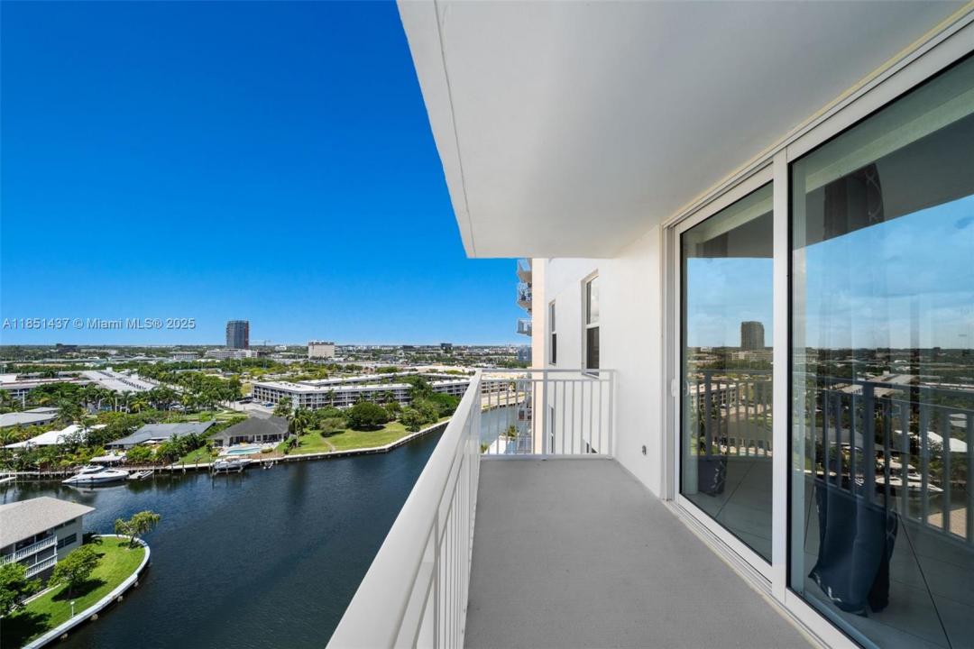 427 Golden Isles Dr 12D, Hallandale Beach, 佛罗里达州 33009, 美国