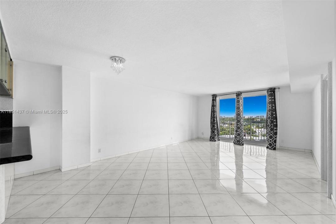 427 Golden Isles Dr 12D, Hallandale Beach, 佛罗里达州 33009, 美国