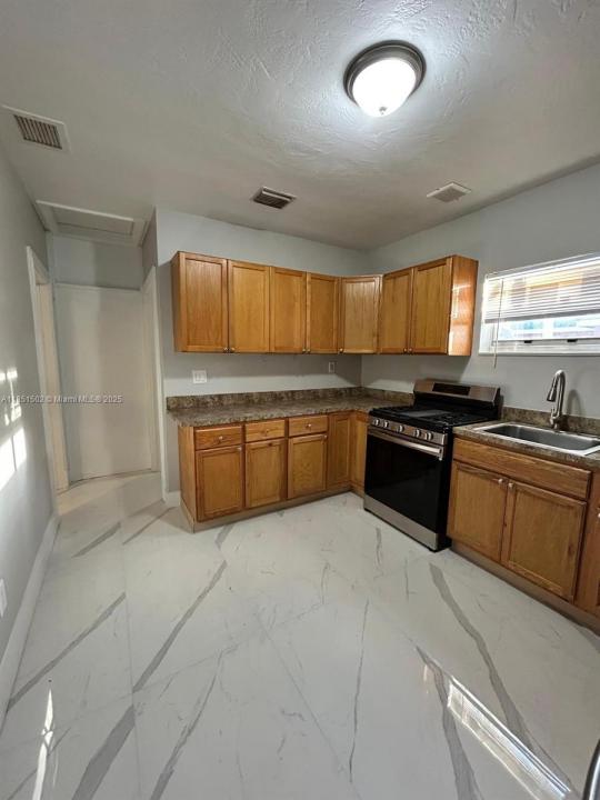 2071 NE 167th St 2, North Miami Beach, Florida 33162, HOA KỲ