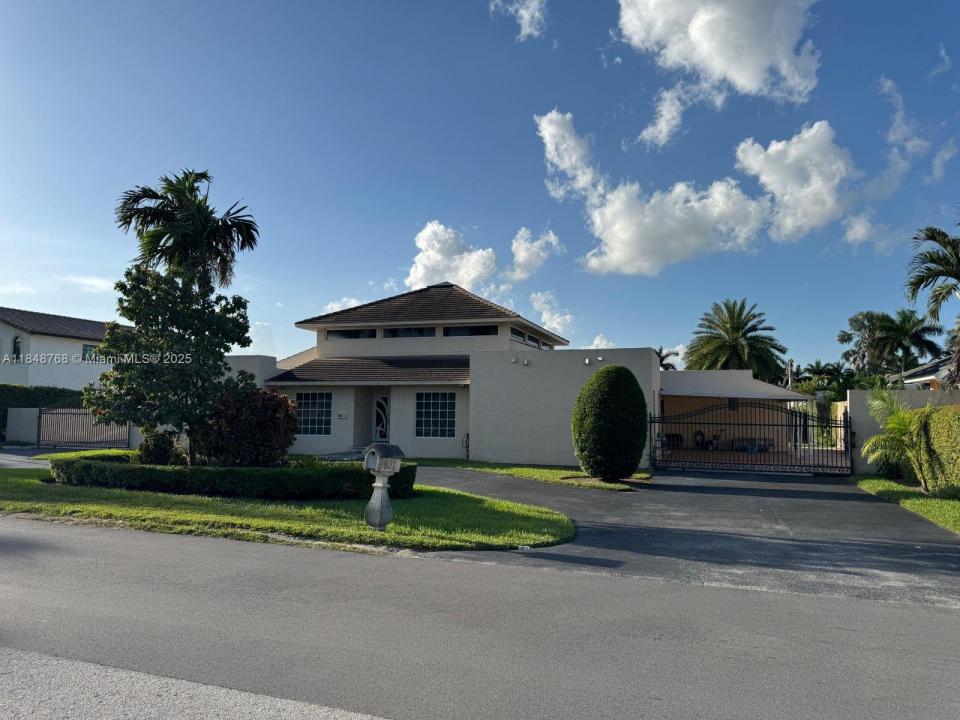 9931 NW 130th St, Hialeah Gardens, Florida 33018, USA