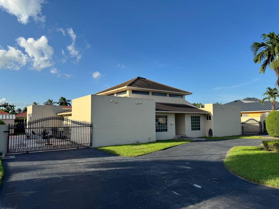 9931 NW 130th St, Hialeah Gardens, Florida 33018, USA