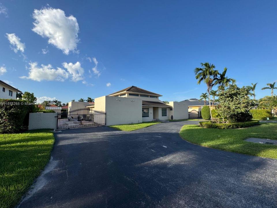 9931 NW 130th St, Hialeah Gardens, Florida 33018, USA