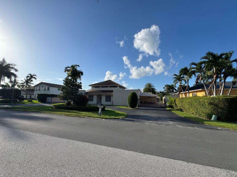 9931 NW 130th St, Hialeah Gardens, Florida 33018, USA