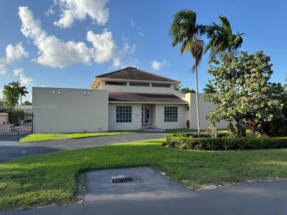 9931 NW 130th St, Hialeah Gardens, Florida 33018, USA