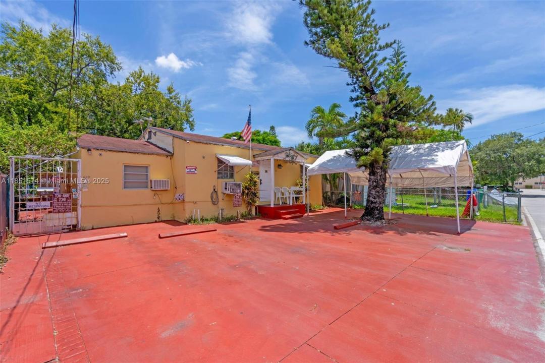 811 NW 24th Ct, Miami, פלורידה 33125, ארצות הברית של אמריקה 