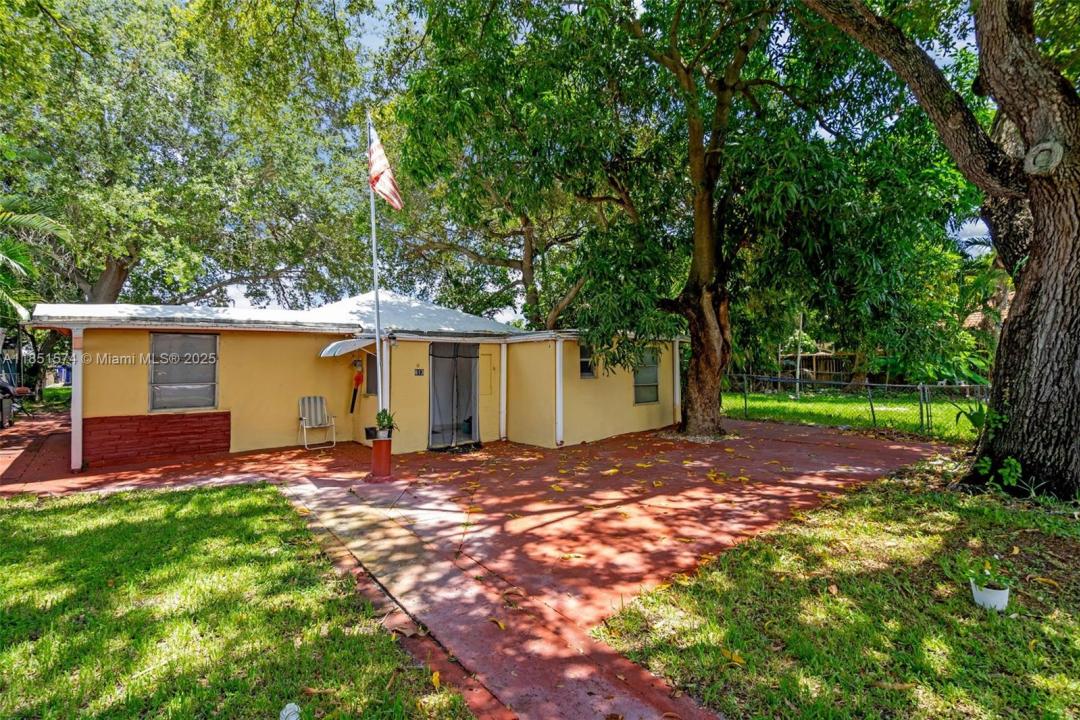 811 NW 24th Ct, Miami, פלורידה 33125, ארצות הברית של אמריקה 