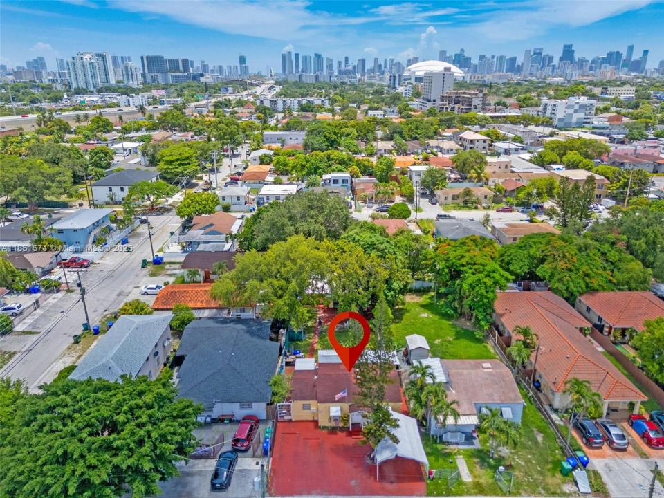 811 NW 24th Ct, Miami, פלורידה 33125, ארצות הברית של אמריקה 