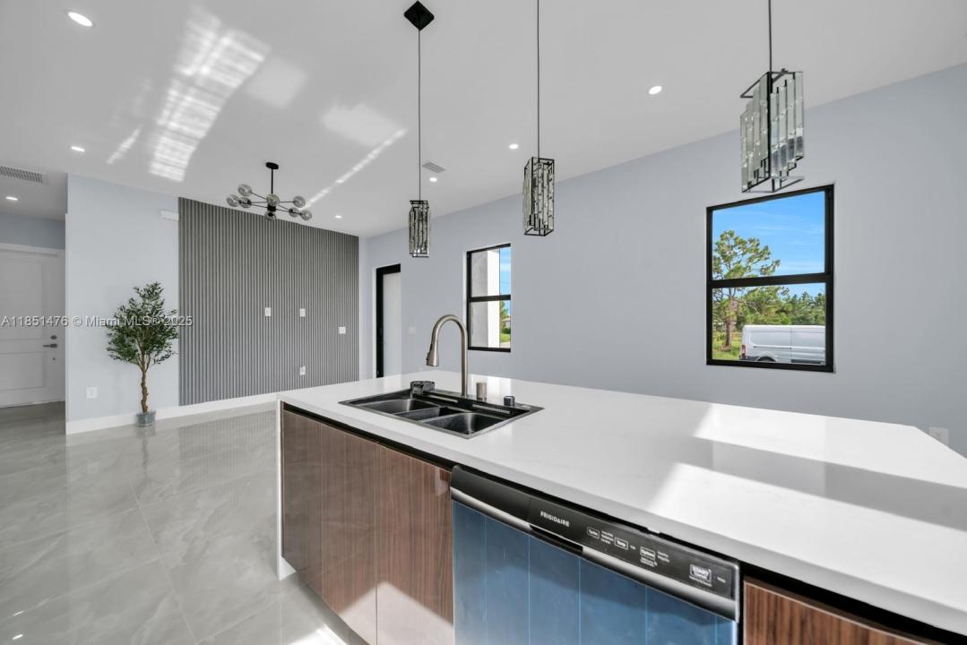 951 CANDLELIGHT DR, Lehigh Acres, Florida 33974, Stati Uniti
