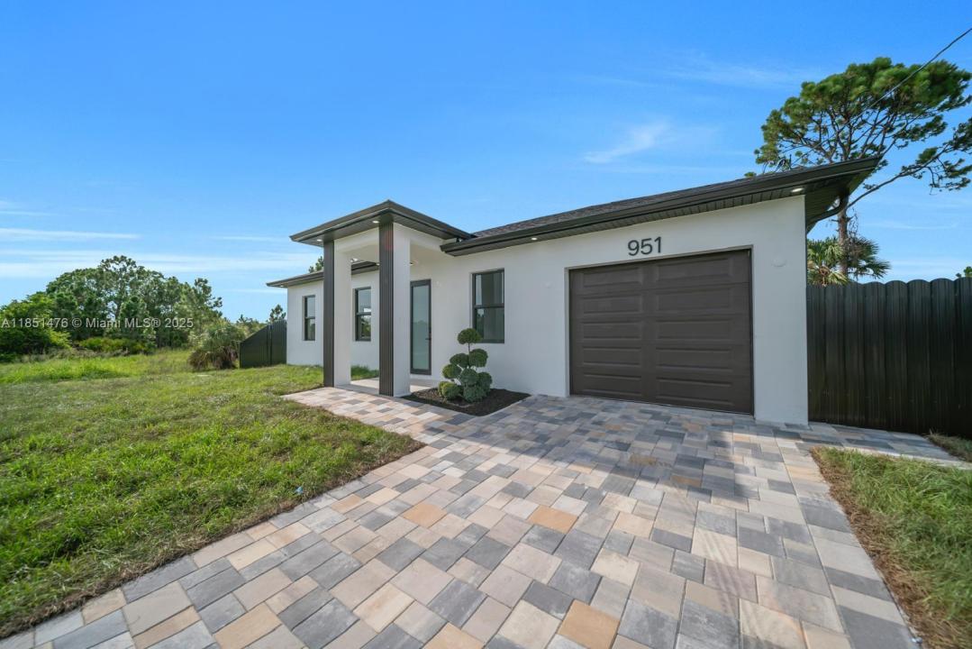 951 CANDLELIGHT DR, Lehigh Acres, Florida 33974, Stati Uniti