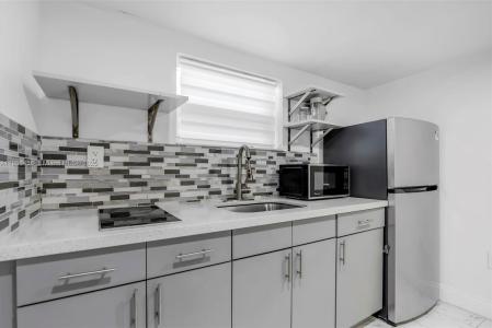 901 NW 34th Ter, Lauderhill, Florida 33311, USA